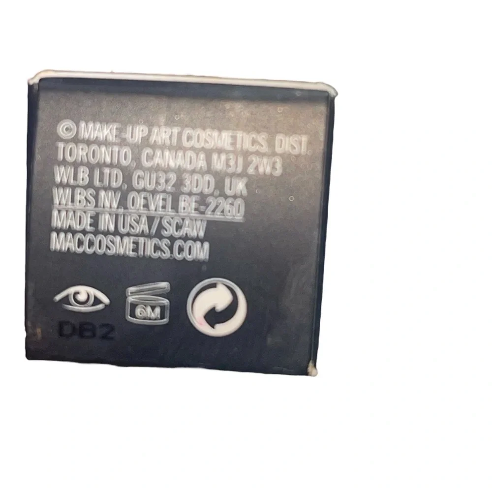 MAC new in box Flash & Dash glitter eye shadow.